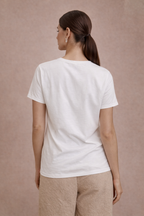 Tricou alb cu aplicatie florala