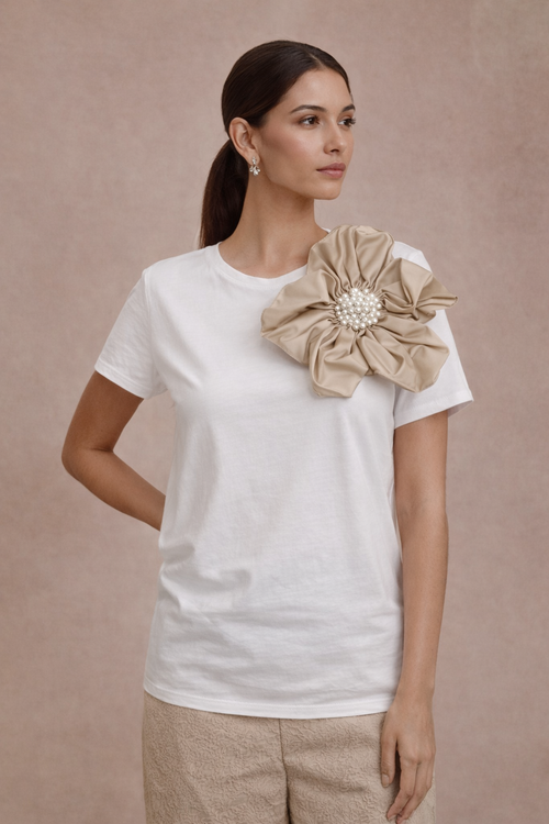 Tricou alb cu aplicatie florala