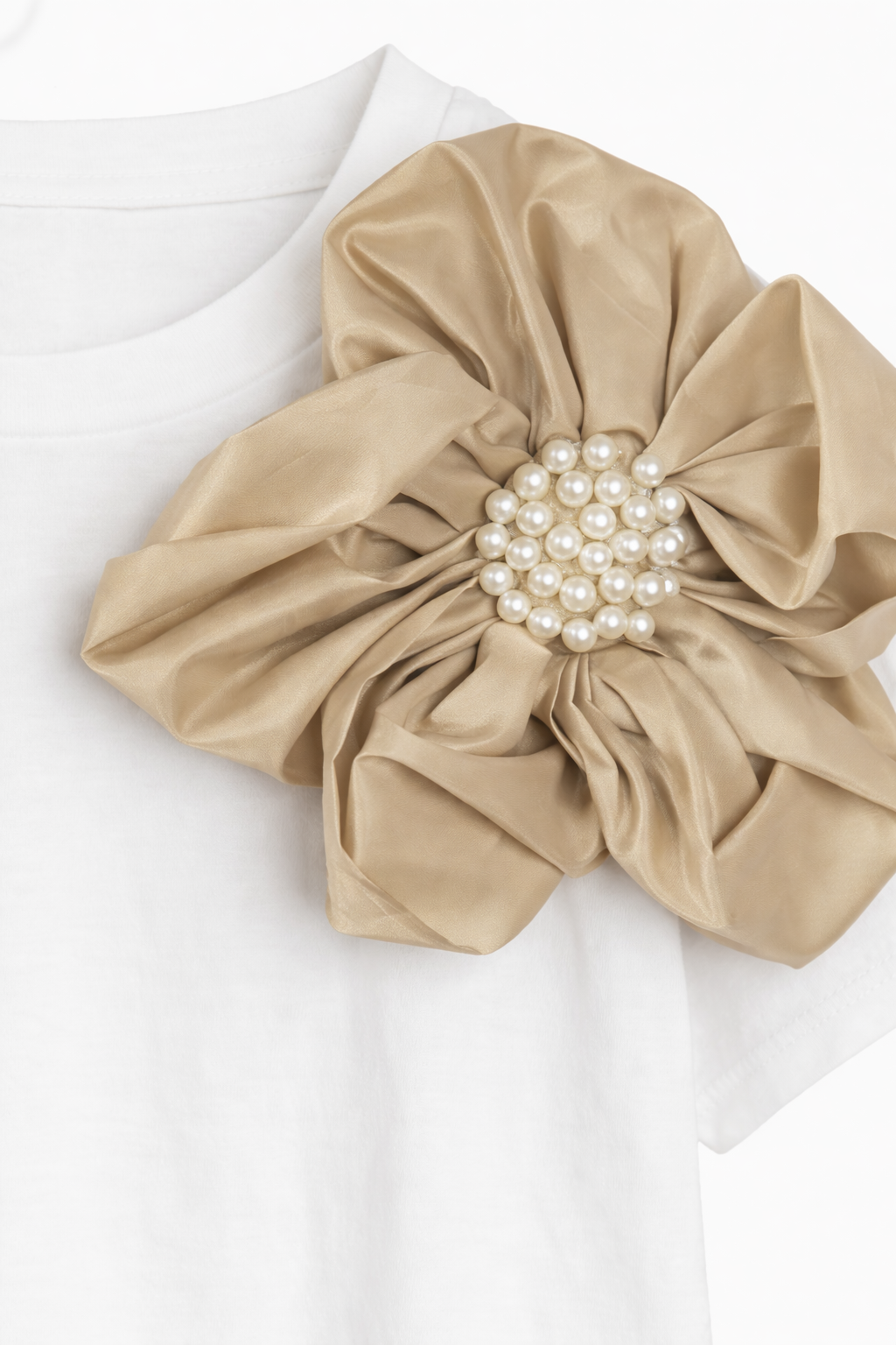 Tricou alb cu aplicatie florala