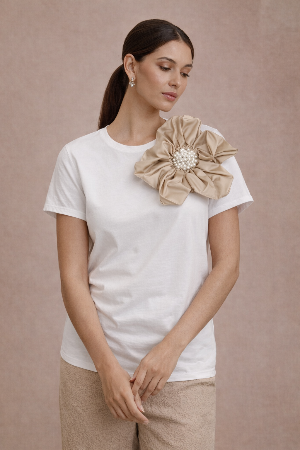 Tricou alb cu aplicatie florala